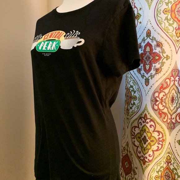 Donated Black tee Friend’s central perk sz LG EUC - Picture 3 of 5
